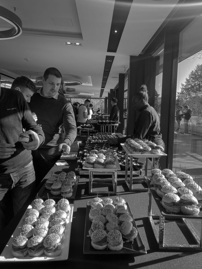 Buffet de mini-burgers servi aux participants de la convention 3DS Outscale au Pavillon Royal, organisée par Weevup