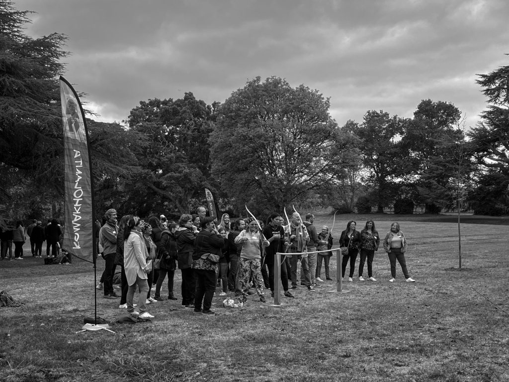 Participants pendant un atelier du team building Cerfrance dans un parc, photo en noir et blanc, Weevup