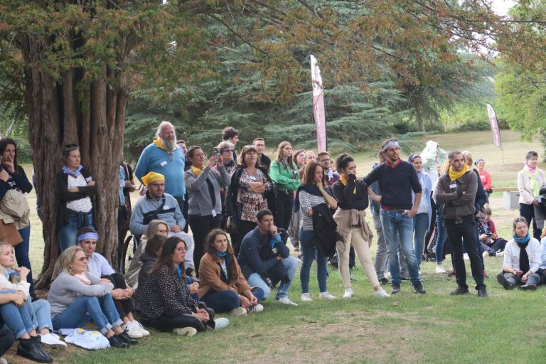 Participants de la journée team building Cerfrance réunis par petits groupes sur la pelouse d’un parc, entre deux ateliers