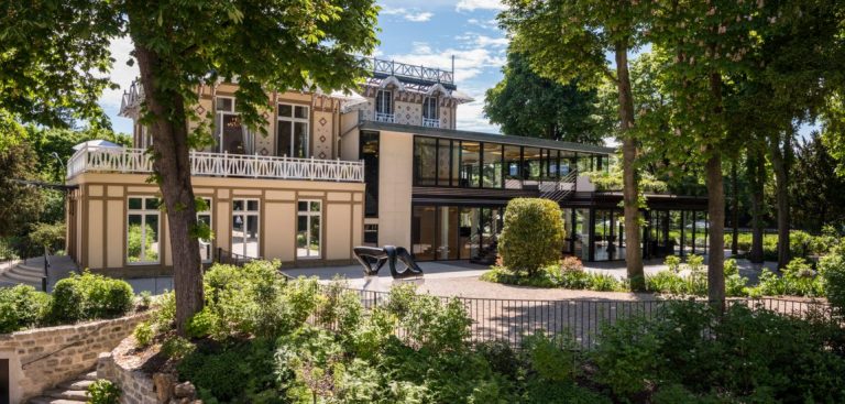 Façade du Pavillon Royal au milieu des arbres, lieu privatisé pour la convention annuelle 3DS Outscale