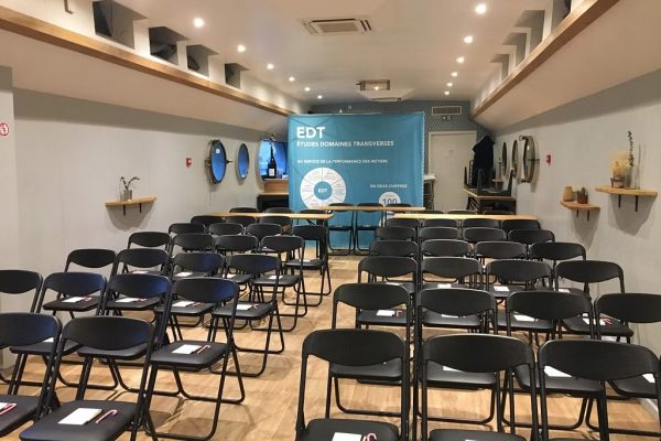 photo de l'interieur de la salle vide de l'événement sncf