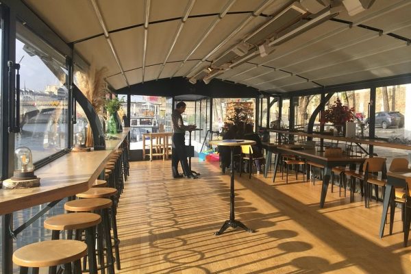photo de l'interieur du bateau vide à l'événement sncf