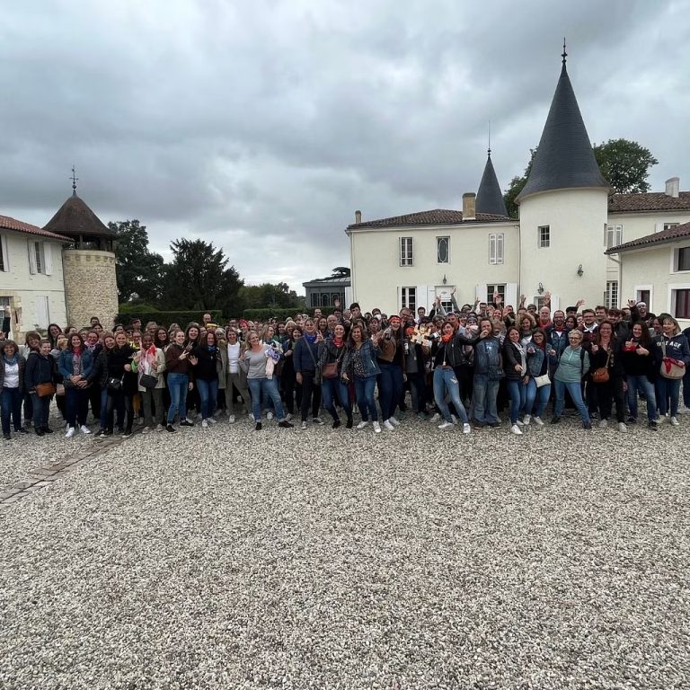 Participants de la journée team building Cerfrance réunis pour une photo de groupe devant un château à tourelles