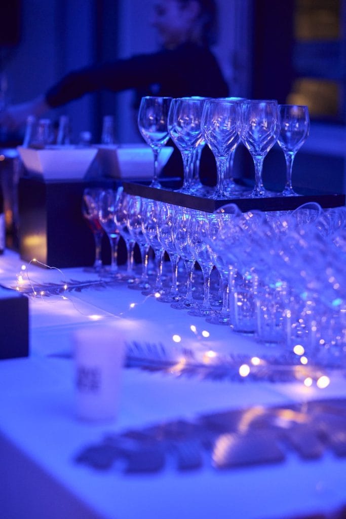 photo de la table remplie de verre sur une table préparé pour la cocktail party delpha
