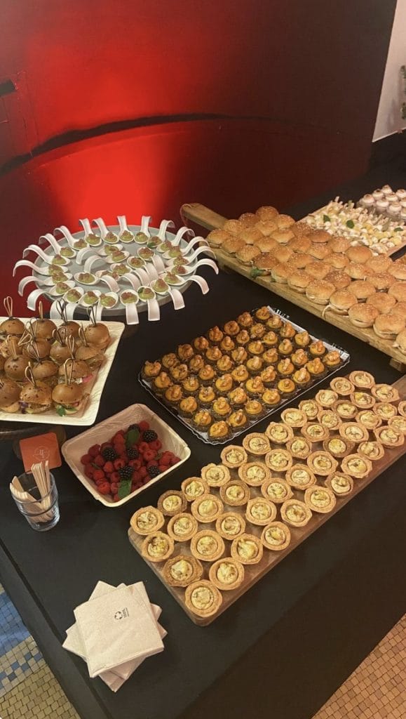 Buffet du cocktail dînatoire avec mini-burgers, cuillères apéritives et tartelettes, événement du Club Boostrap organisé par Weevup