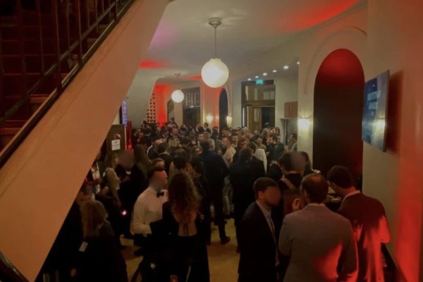 photo de la salle interieur avec les participants à l'evenement boostrap