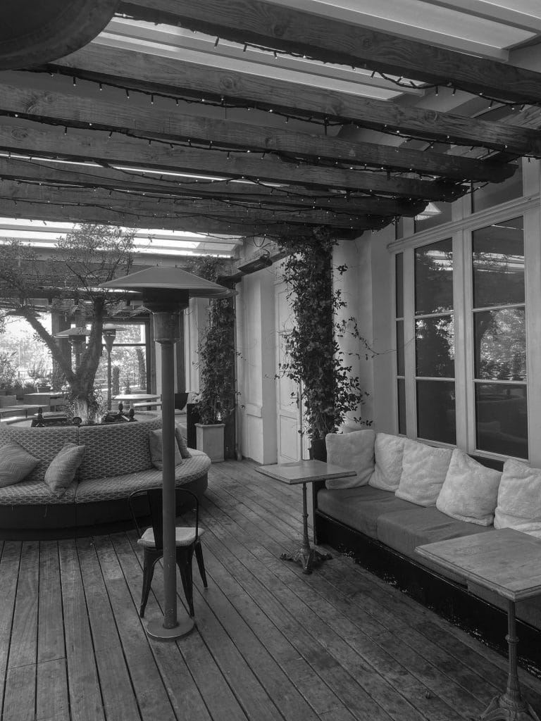 Terrasse couverte de la Brasserie d’Auteuil avec banquettes, guirlandes lumineuses et chauffage d’extérieur, espace extérieur de la soirée de rentrée Coty organisée par Weevup