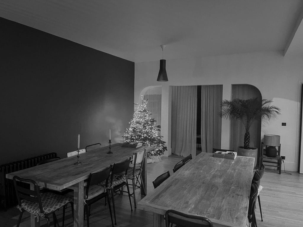 Salle à manger de Dune Paris avec deux longues tables en bois, préparée pour la journée d’étude d’Insight organisée par Weevup