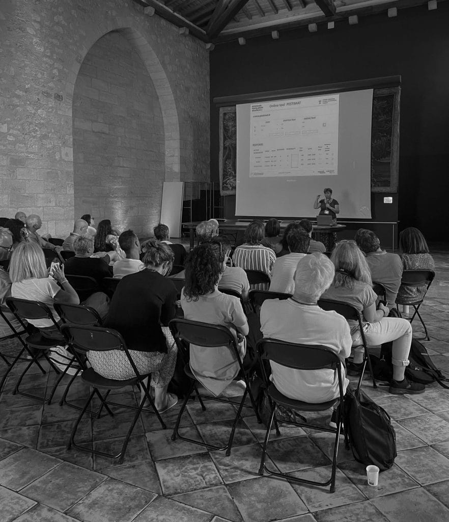 Séance de travail face à un écran de projection, dans une salle aux murs de pierre, pendant le séminaire de l’Université de Bordeaux organisé par Weevup