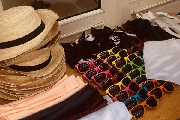 photo des goodies proposé pour l'évenement coty ; sac, t-shirt, lunettes,...