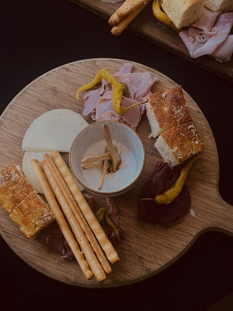 Planche de charcuterie, fromage, focaccia et gressins servie pendant la soirée de rentrée Coty organisée par Weevup à la Brasserie d’Auteuil