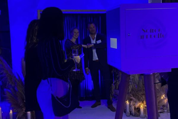photo de la salle avec invitées sous lumieres bleutées de la cocktail party delpha