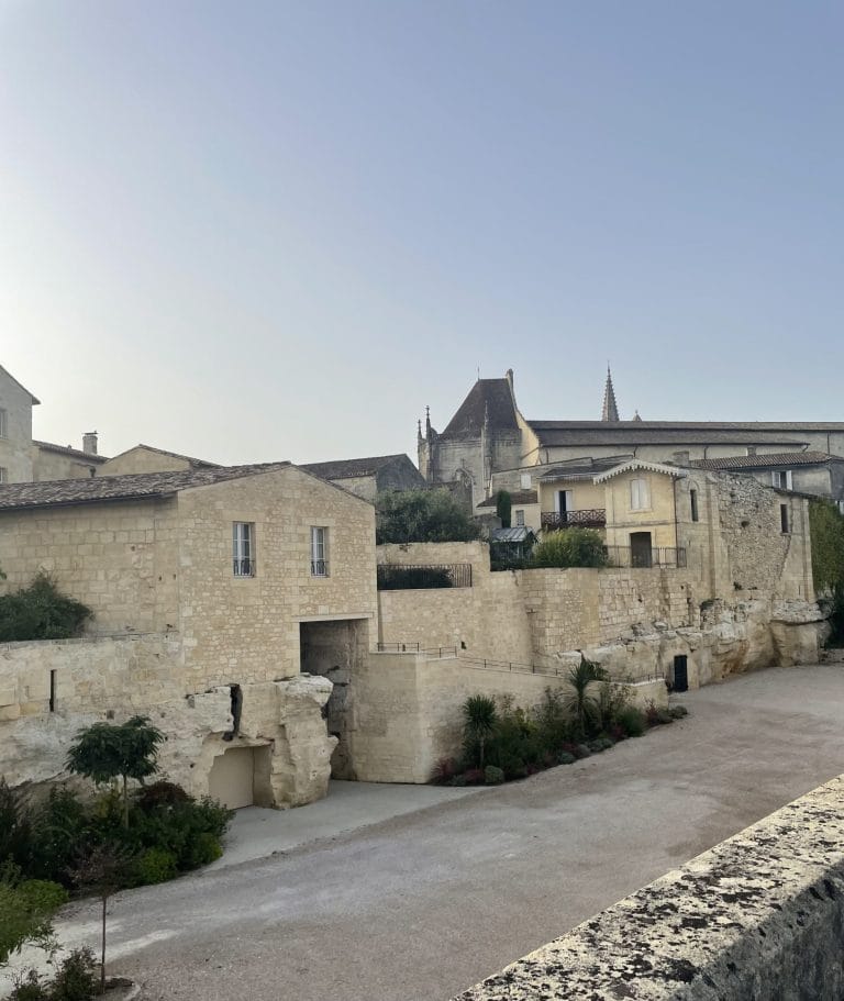 Maisons en pierre blonde et clocher de Saint-Émilion, visitée par les participants du séminaire de l’Université de Bordeaux