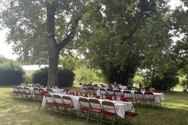photo des tables en extérieurs décorées à l'occasion du séminaire de l'université de Bordeaux