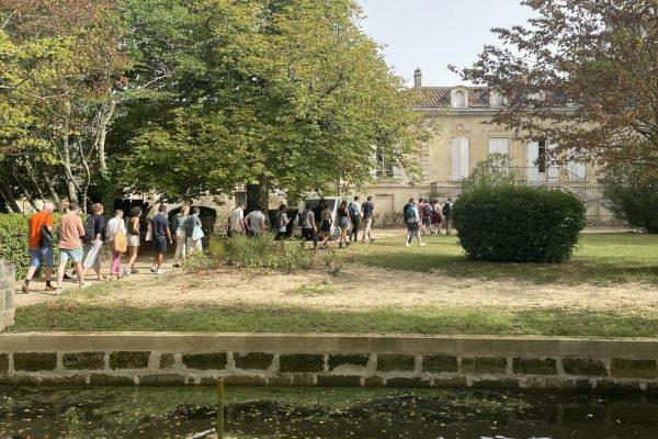 photo des invités marchant vers une maison en exterieur à l'occasion d'un séminaire de l'université de Bordeaux