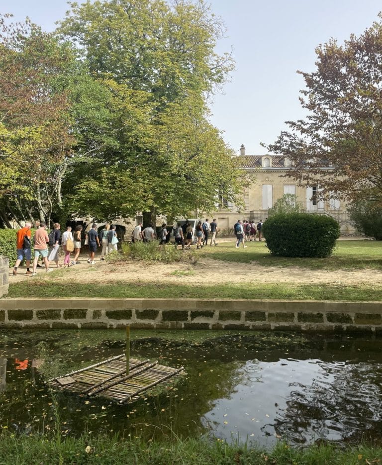 photo des invités marchant vers une maison en exterieur à l'occasion d'un séminaire de l'université de Bordeaux