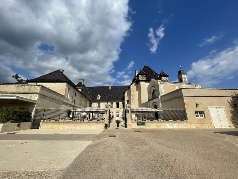 La cour du Château de Pizay, semi-privatisé pour le séminaire Pacific et Général