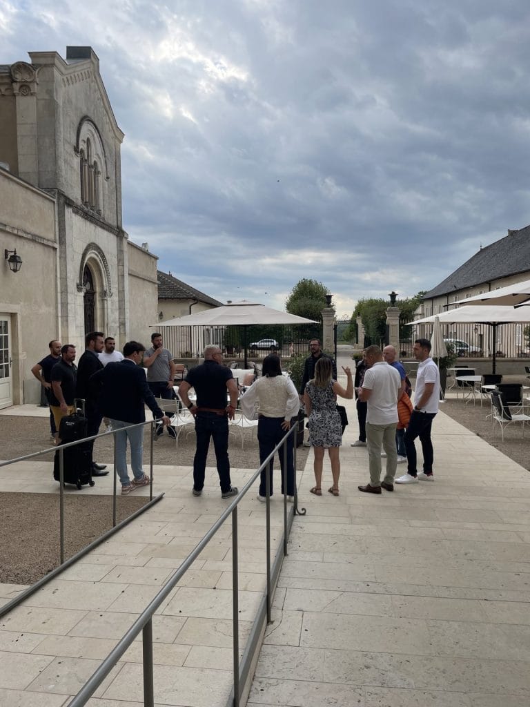 Les participants du séminaire Pacific et Général réunis dans la cour du Château de Pizay, séminaire organisé par Weevup
