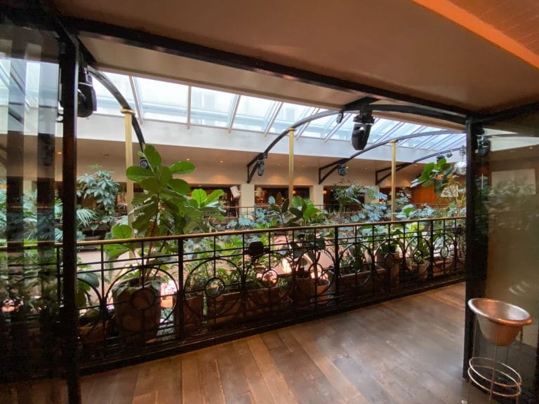 Verrière végétalisée du restaurant Alcazar à Saint-Germain-des-Prés, lieu du cocktail dînatoire SVZ