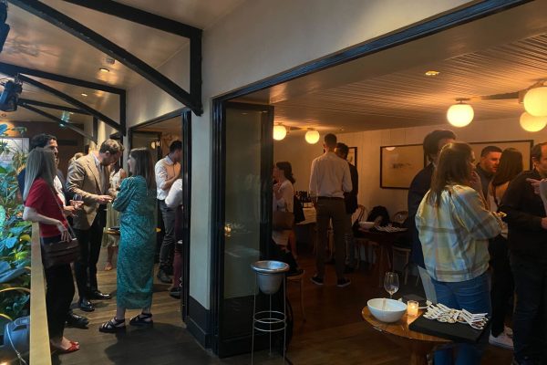 autre plan de la salle intérieur pendant le cocktail dinatoire du séminaire svz