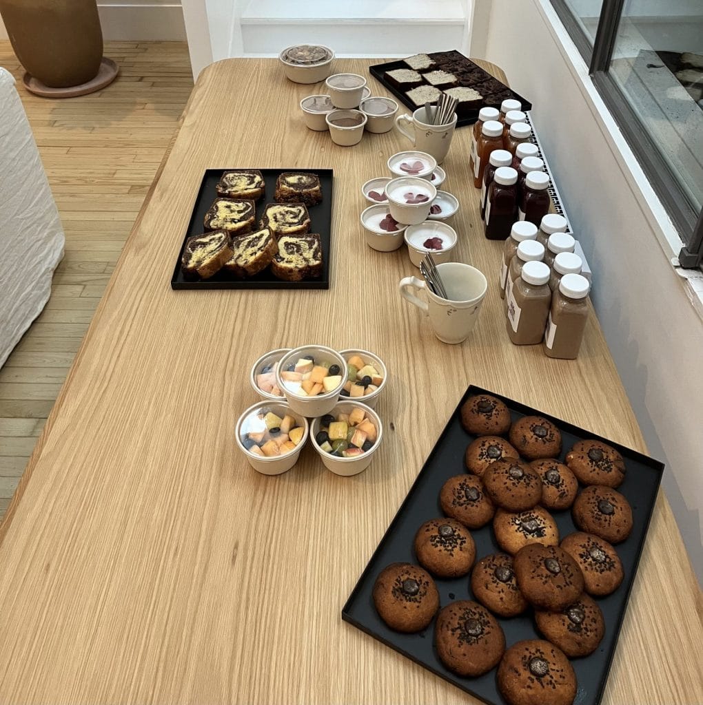 Buffet sucré avec cake marbré, cookies et salades de fruits, servi à Dune Paris pendant la journée d’étude d’Insight organisée par Weevup