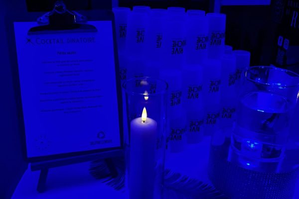 presentation de la table sous des lumieres bleutées de la cocktail party delpha