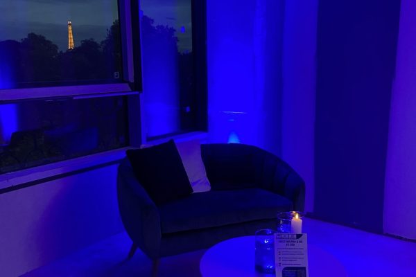 sieges et table sous lumieres bleutées de la cocktail party delpha