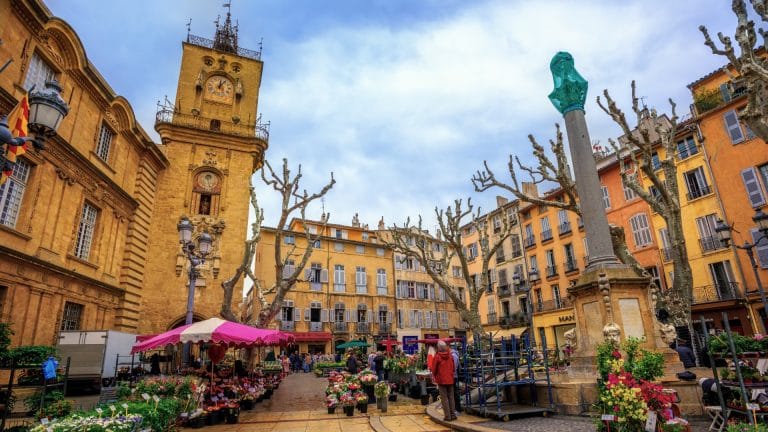 La tour de l’Horloge et le marché aux fleurs de la place de l’Hôtel-de-Ville, à Aix-en-Provence