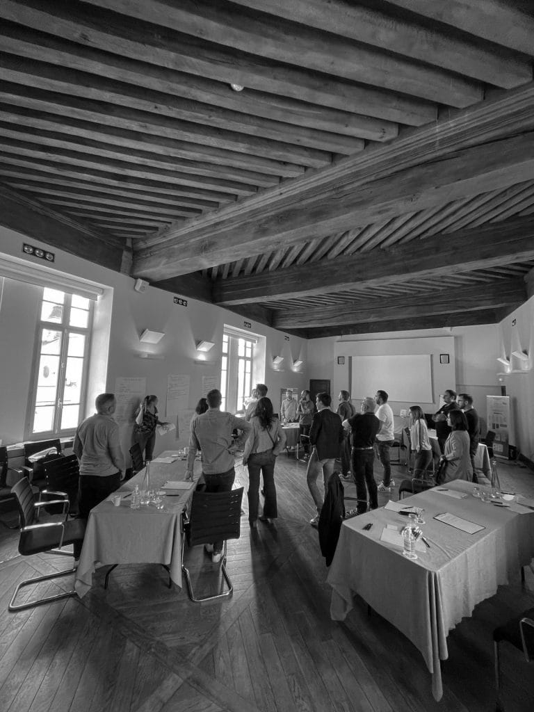 photo en noir et blanc de la salle du séminaire pacific et général