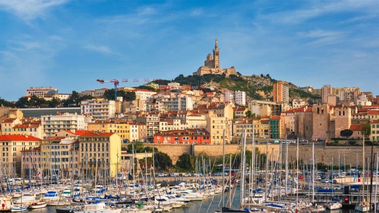 Le Vieux-Port de Marseille et ses voiliers, dominé par la basilique Notre-Dame-de-la-Garde