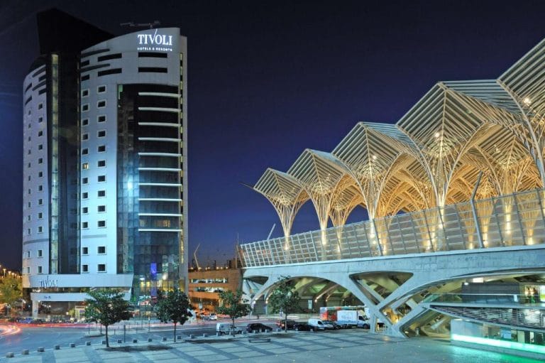 L’hôtel Tivoli Oriente et la gare d’Oriente illuminés de nuit, dans le quartier du Parque das Nações, à Lisbonne