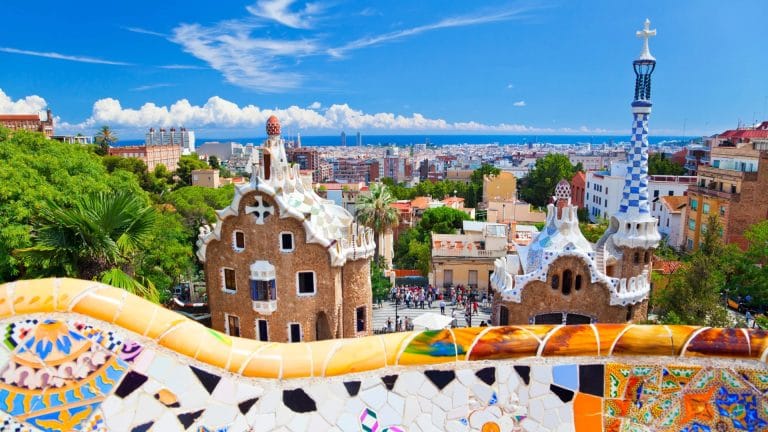 Pavillons en mosaïque du parc Güell, avec Barcelone et la mer en arrière-plan