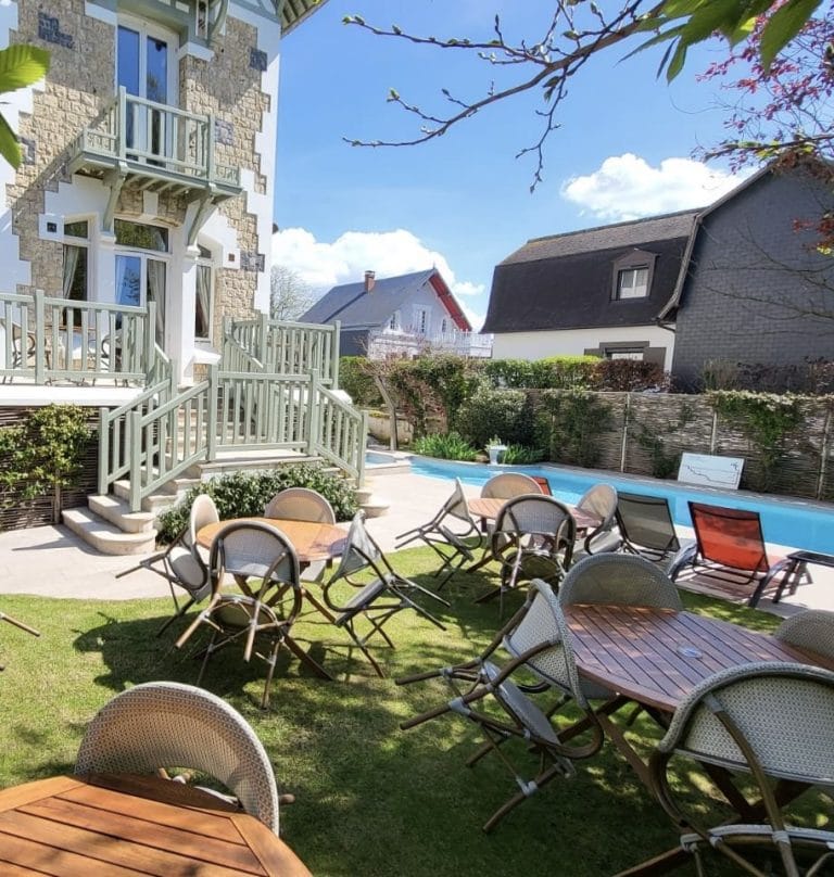 La Villa Augeval, hôtel de charme au cœur de Deauville, son jardin et sa piscine