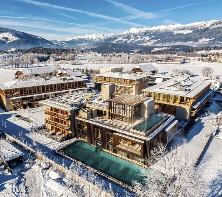 Le Falkensteiner Hotel Kronplatz sous la neige, près du domaine skiable du Kronplatz, en Italie