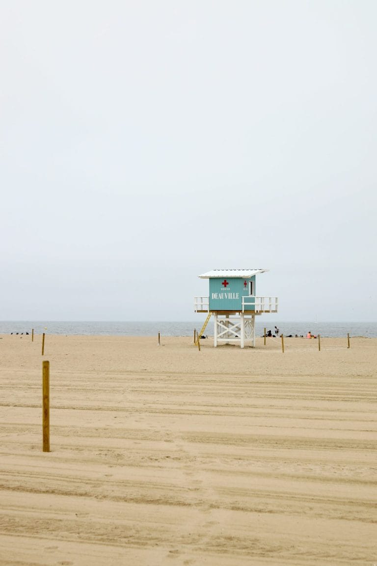 La plage de Deauville et son poste de secours, pendant un séminaire d’entreprise