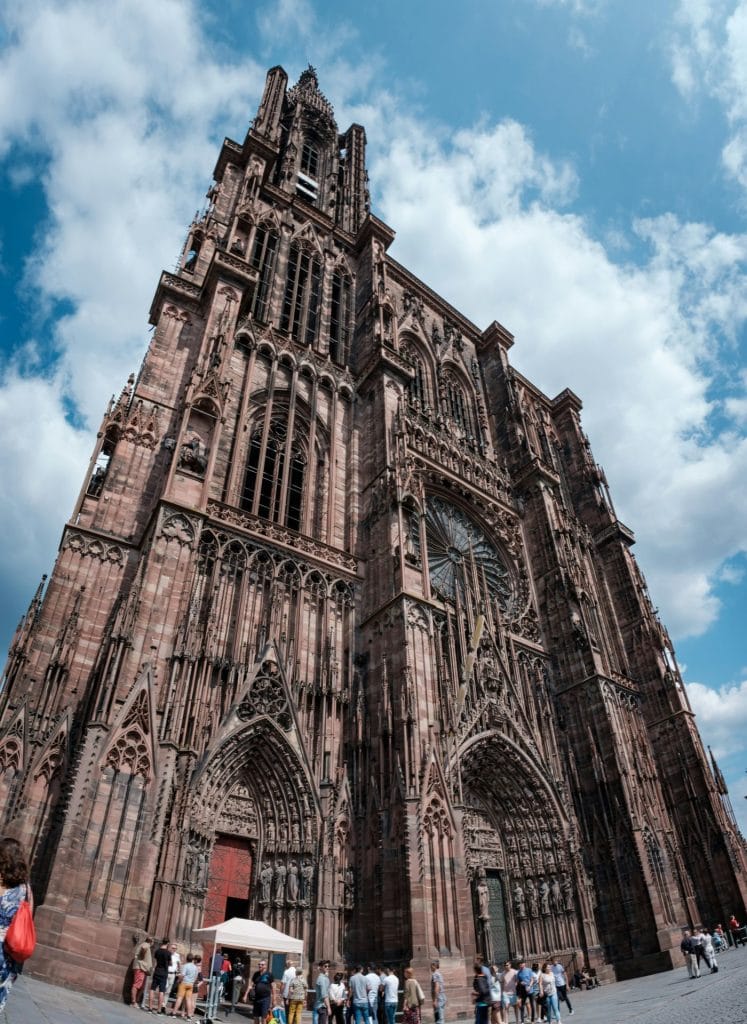 La façade de la cathédrale Notre-Dame de Strasbourg, au cœur de la Grande Île