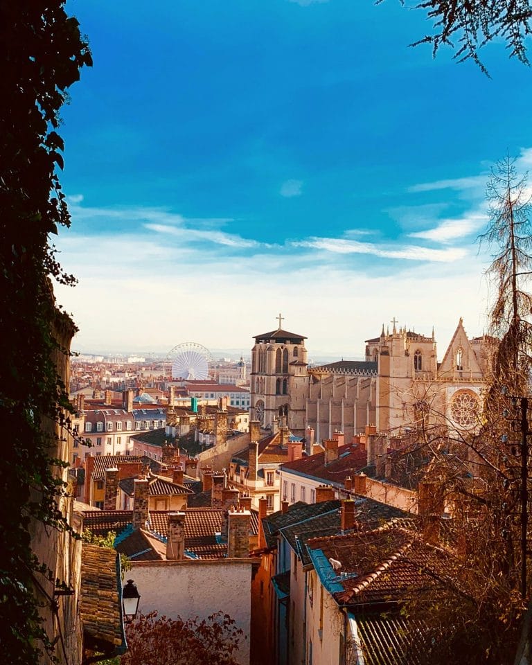 Les toits du Vieux-Lyon et la cathédrale Saint-Jean, vus depuis les hauteurs de la ville