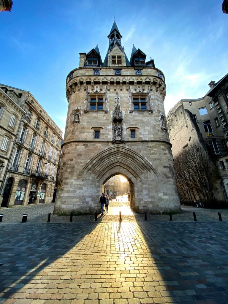 Ancienne porte de ville en pierre, avec une statue dans une niche, dans le centre historique de Bordeaux