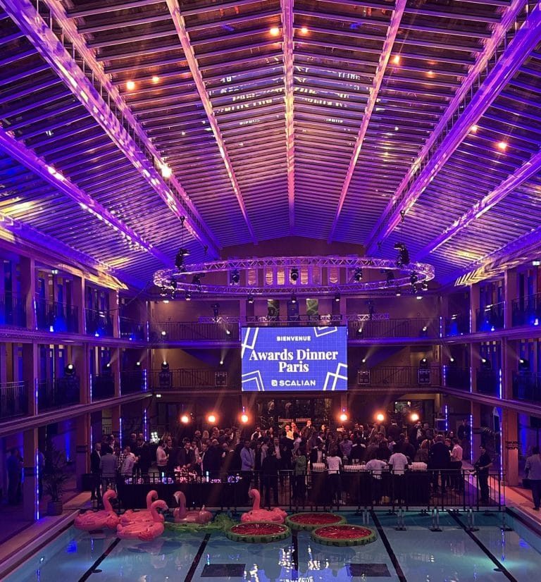 Écran « Awards Dinner Paris » au-dessus du bassin du Molitor, pendant la remise de prix Scalian