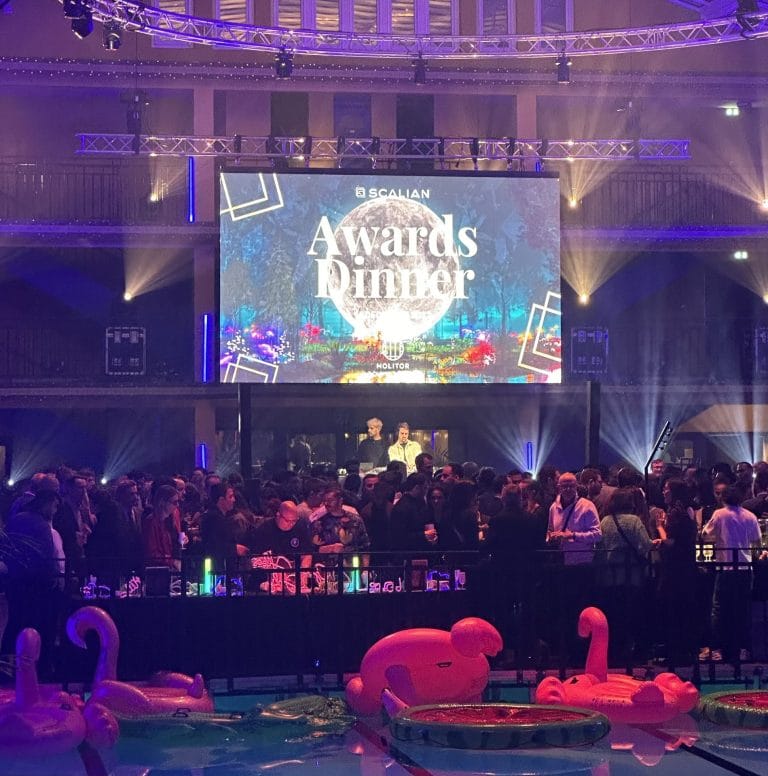 Invités réunis face à l’écran Scalian Awards Dinner au Molitor, flamants roses gonflables flottant sur le bassin