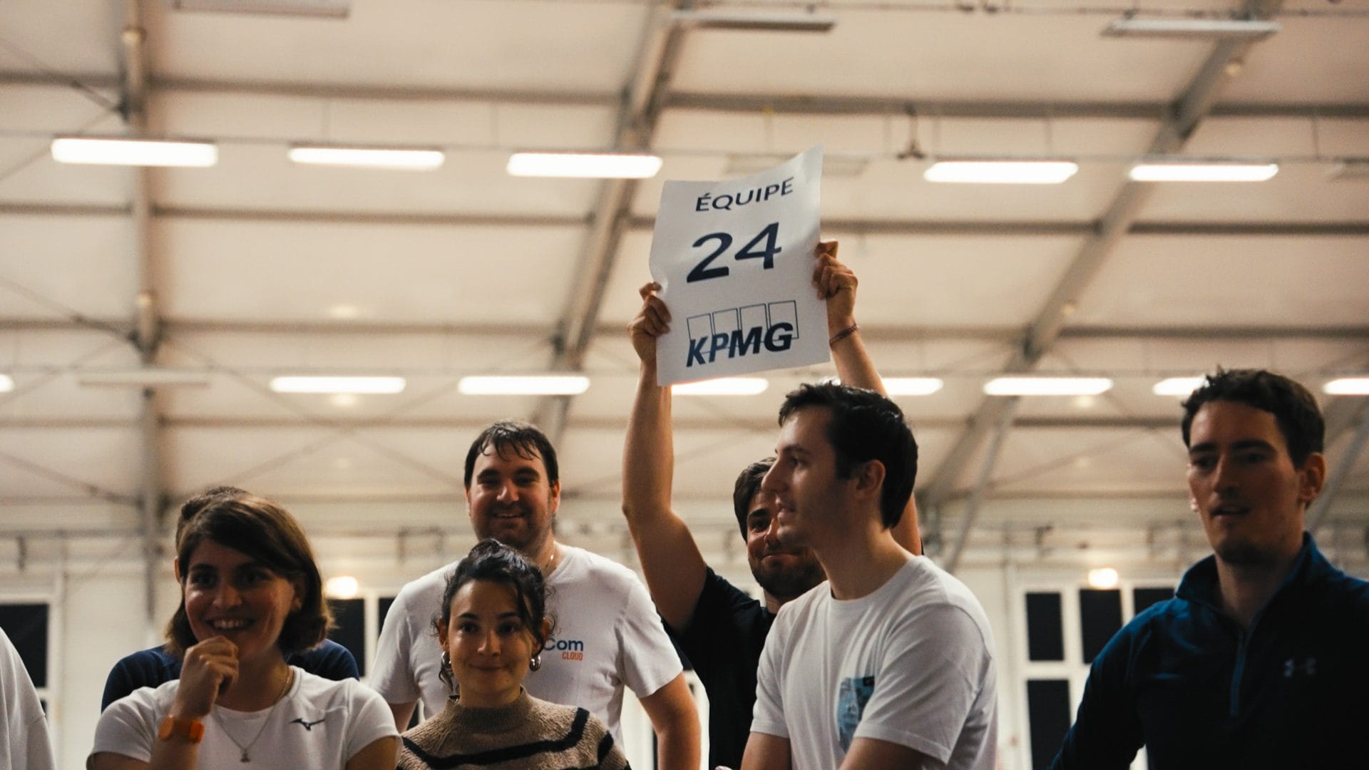 Participants du séminaire KPMG autour du panneau de l’équipe 24, pendant le team building au Center Parcs du Lac d’Ailette