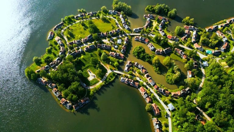 Vue aérienne du Center Parcs du Lac d’Ailette, entre lac et forêt, lieu du séminaire KPMG