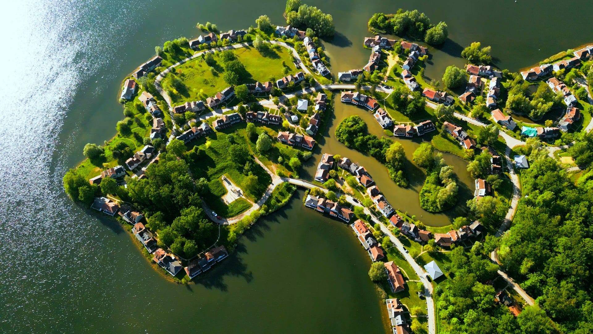 Vue aérienne du Center Parcs du Lac d’Ailette, lieu du séminaire KPMG de 900 participants