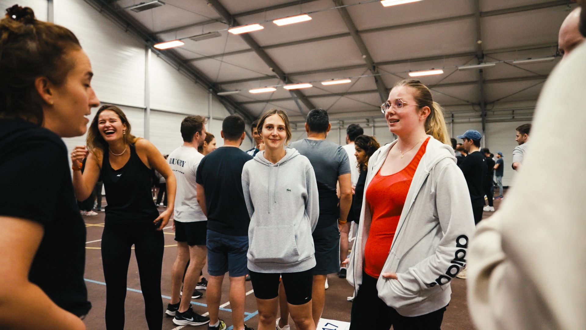 activité sportive intérieure, échauffement et discussion