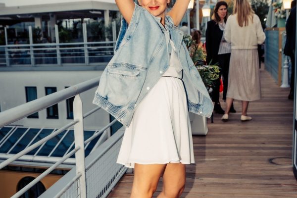 photo d'une dame dansant à la cocktail party dior