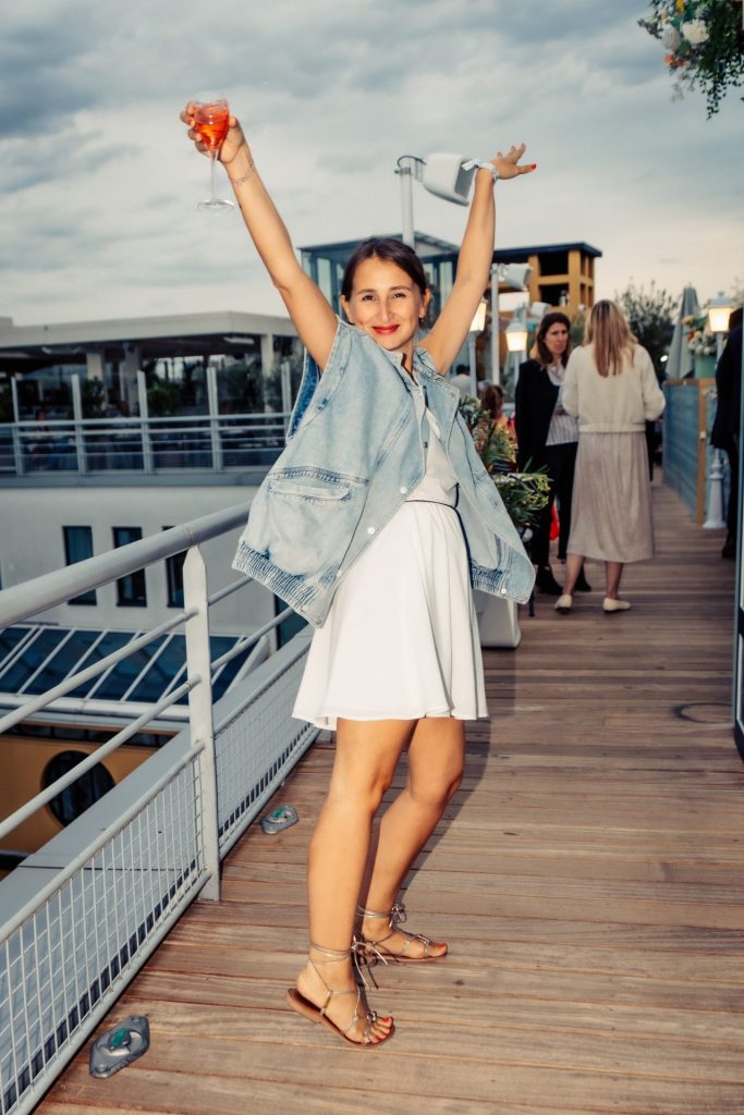 Invitée qui danse, bras levés, sur la terrasse de la cocktail party Dior organisée par Weevup