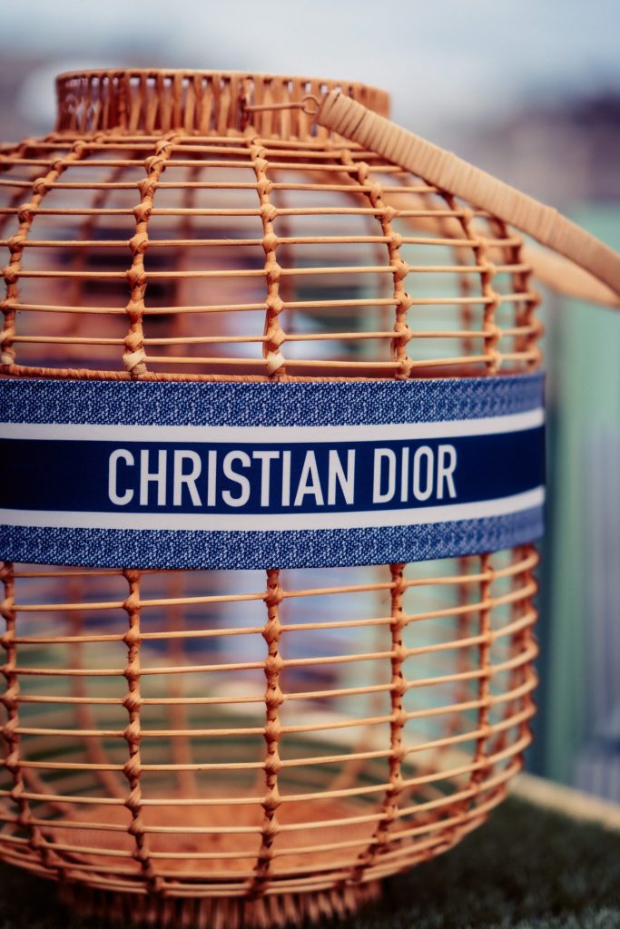 Lanterne tressée ornée d’un bandeau Christian Dior, élément du décor de la cocktail party Dior organisée par Weevup