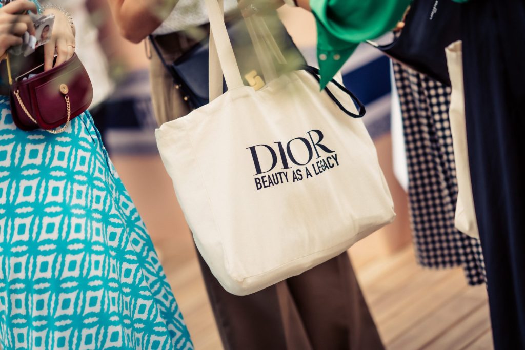 photo de dames discutant dont une portant un sac customisé dior pour la cocktail party dior