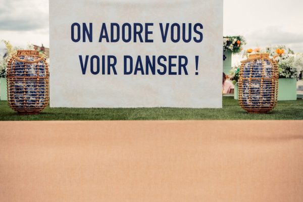 photo d'un panneau marqué "on adore vous voir danser !" à la cocktail party dior