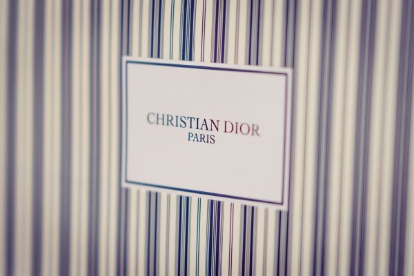 photo d'un affichage avec marqué christian dior paris pour la cocktail party dior